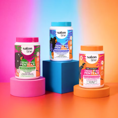 Naturally S.O.S Cachos Natural Definition Hair Cream Conditioner in 1kg jar, showcasing curly hair with defined curls and smooth texture.